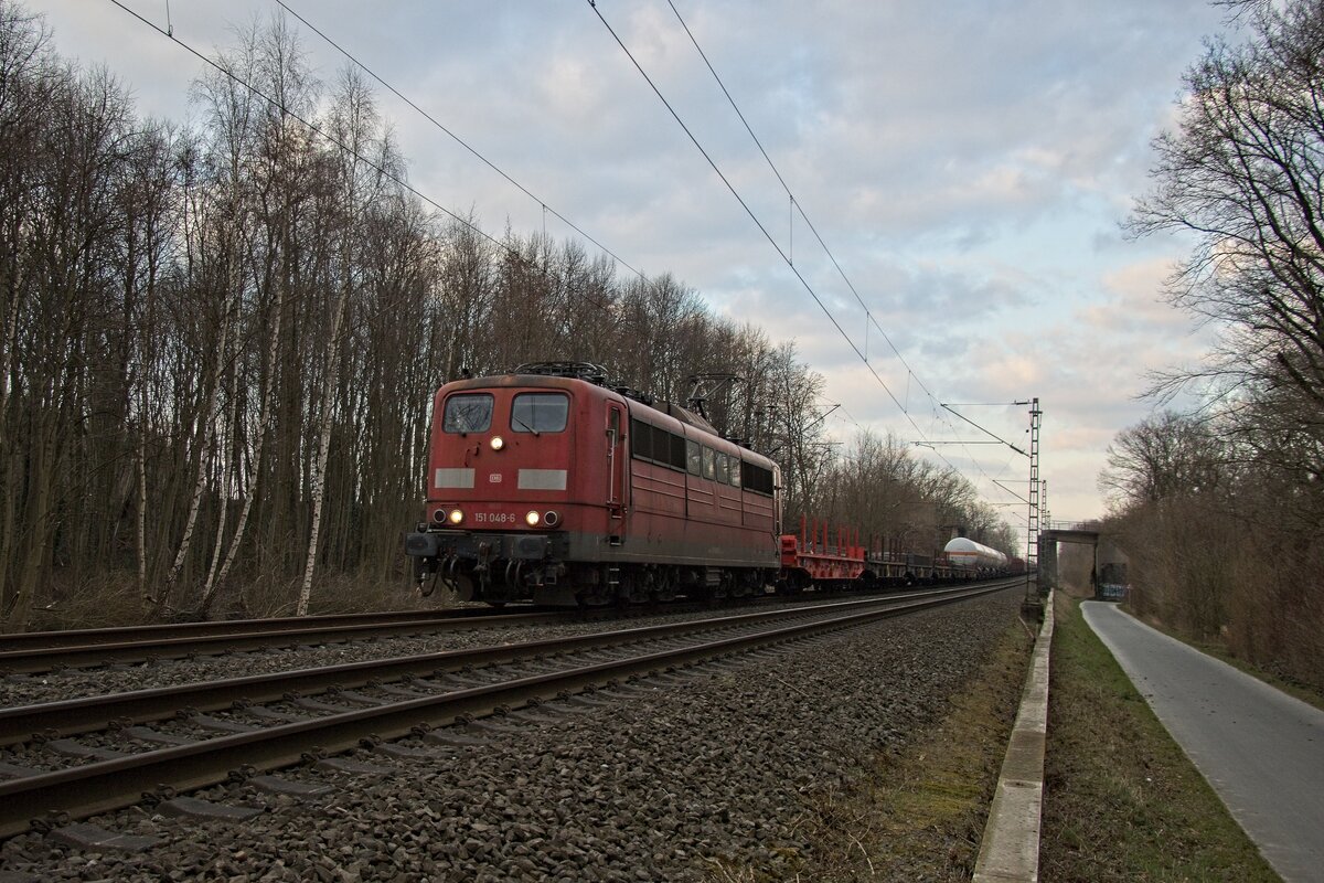 151 048-6 mit einem gemischten Güterzug in Unna-Mühlhausen (06.03.2022)