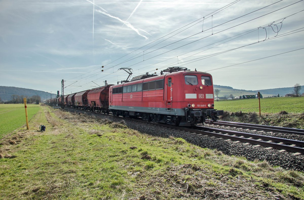 151 048-6 passiert am 14.03.2017 mit einen Kalizug Reilos und ist in Richtung Bebra unterwegs.