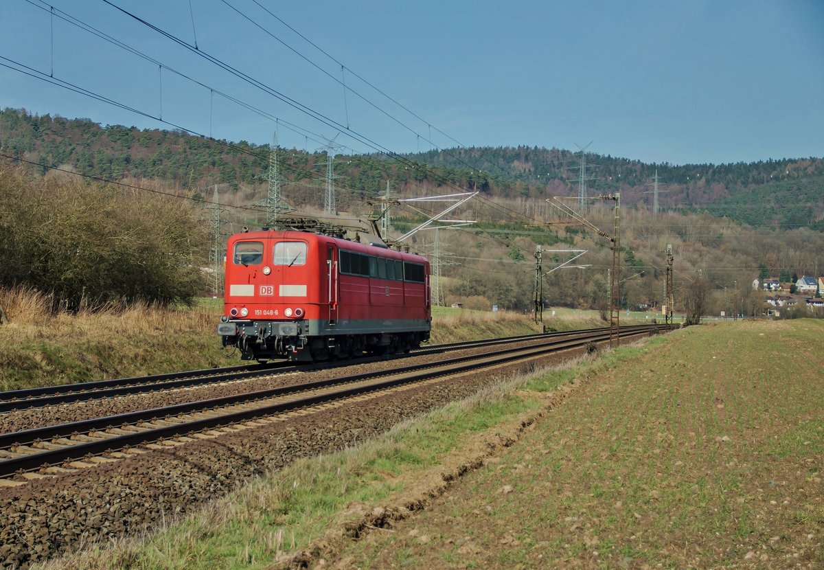 151 048-6 ist Solo in Richtung Schlüchtern unterwegs,gesehen am 14.03.2017 bei reilos.