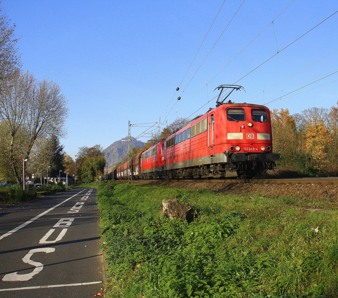 151 049-4 und 151 077-5 beide von DB kommen mit einem langen Kohlenzug aus dem Ruhrgebiet nach Dillingen-an der Saar aus Richtung Köln und fahren in Richtung Koblenz. 
Aufgenommen auf der Rechten Rheinstrecke in Bad-Honnef(am Rhein).
Bei schönem Herbstwetter am Mittag vom 1.11.2015. 