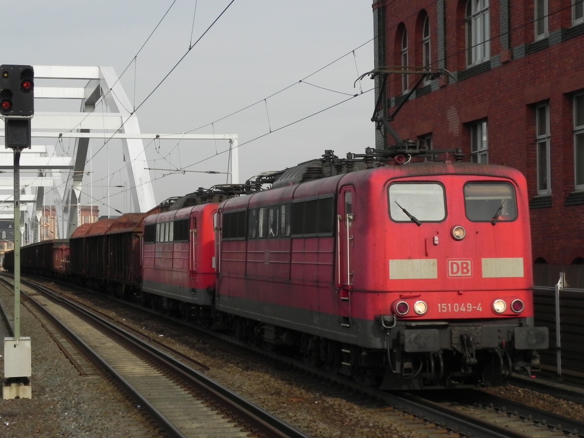 151 049-4 und eine mitlaufende Schwesterlok am 08.03.2015 um 15:40 Uhr bei der Überquerung des Rheins zwischen Mannheim und Ludwigshafen kurz vor dem Bahnhof Ludwigshafen-Mitte. 