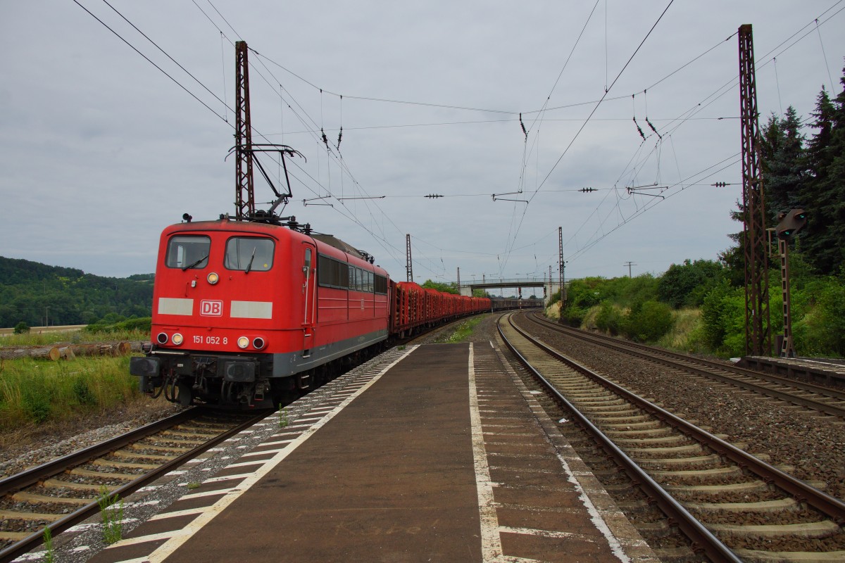 151 052-8 am 16.07.14 mit einen gemischten Güterzug Richtung Süden in Retzbach-Zellingen.