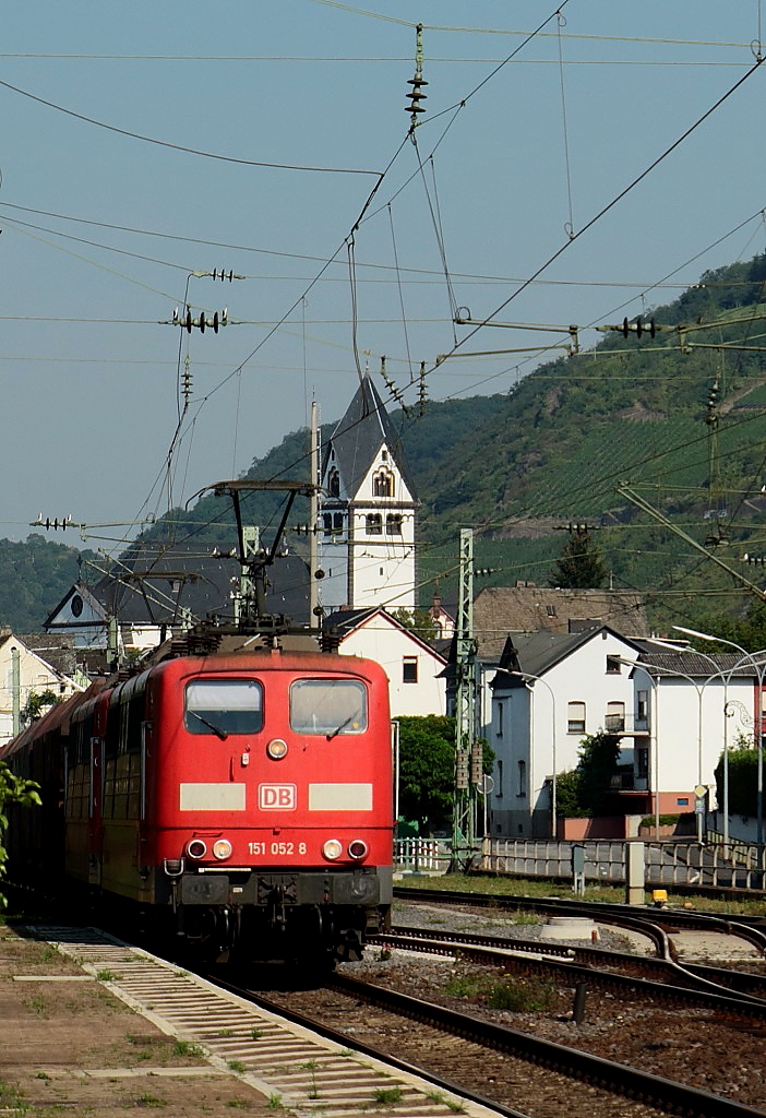 151 052-8 und eine weitere 151 durchfahren am 22.08.2015 den Bahnhof Leutesdorf
