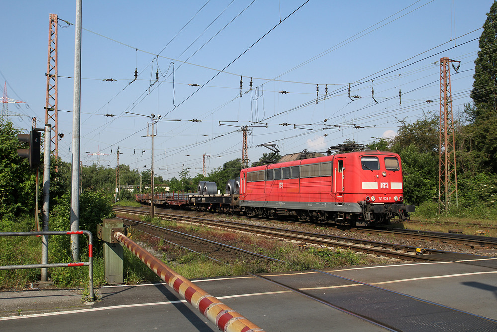 151 052 durchfährt mit einem Güterzug den Güterbahnhof Bottrop-Süd.
Aufgenommen am 02.06.2014.