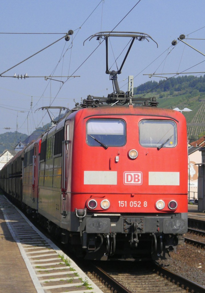 151 052 und eine weitere 151 ziehen einen langen Kohlezug durch Leutesdorf Richtung Süden (22.8.15).