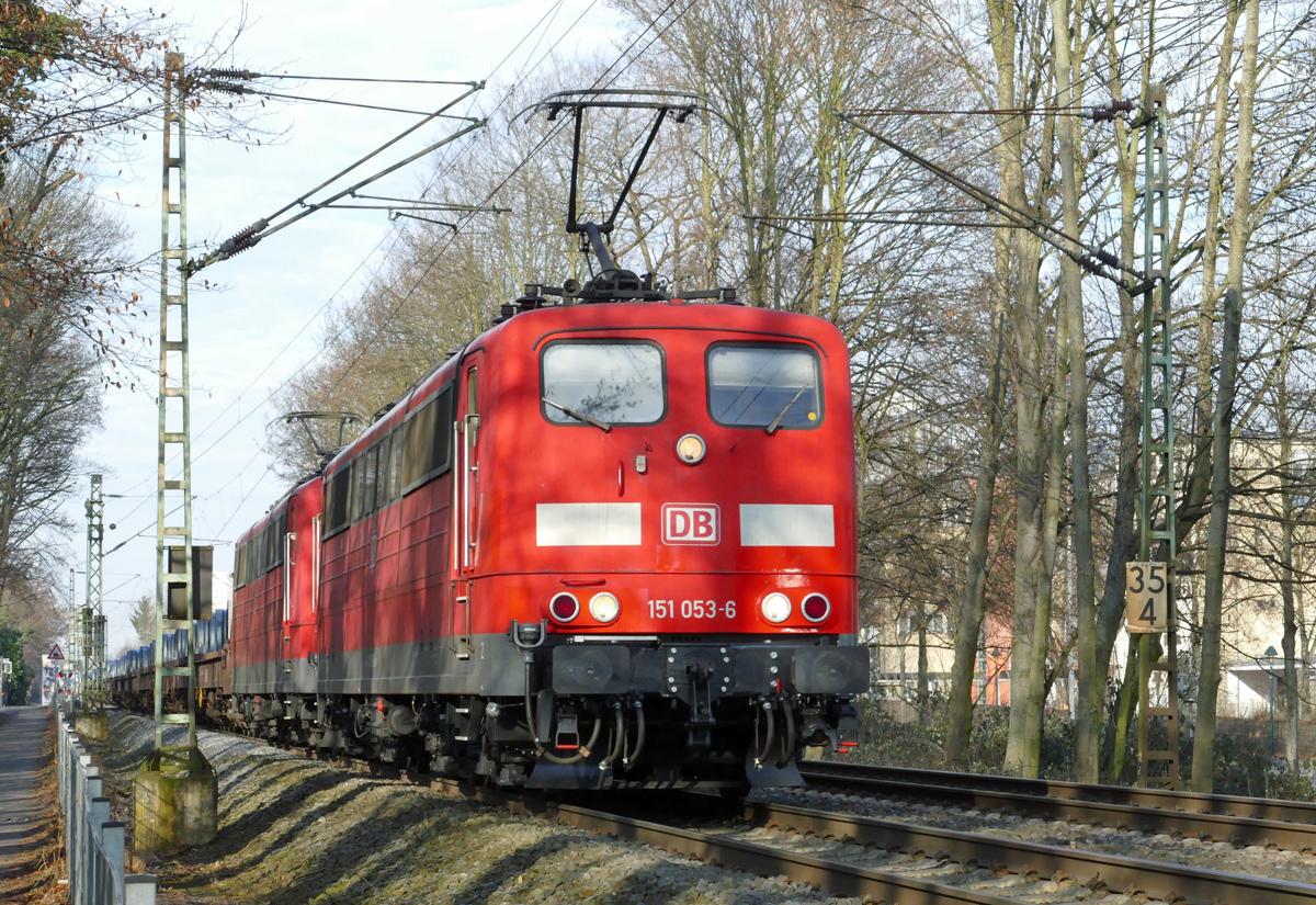 151 053-6 Doppeltraktion vor Güterzug mit Stahlrollen durch Bonn-Dottendorf - 18.01.2017