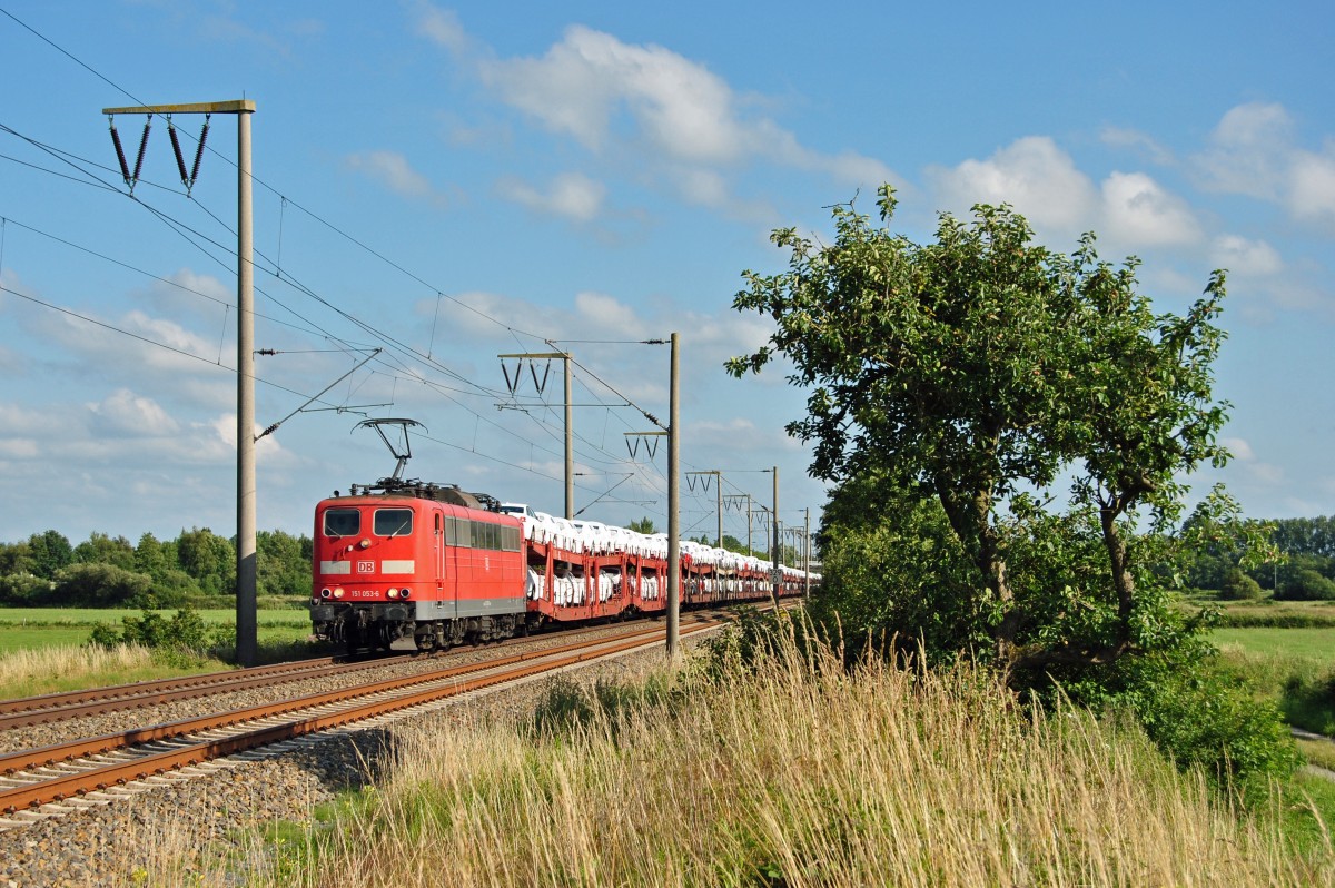 151 053-6 fuhr am 02.07.2014 mit einem Autozug von Osnabrück nach Emden, hier bei Veenhusen.