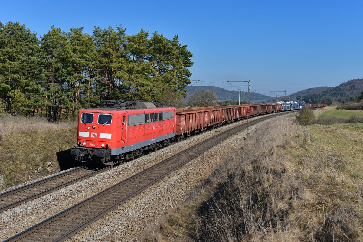 151 053 mit einem Güterzug am 13.03.2014 bei Kerschhofen.