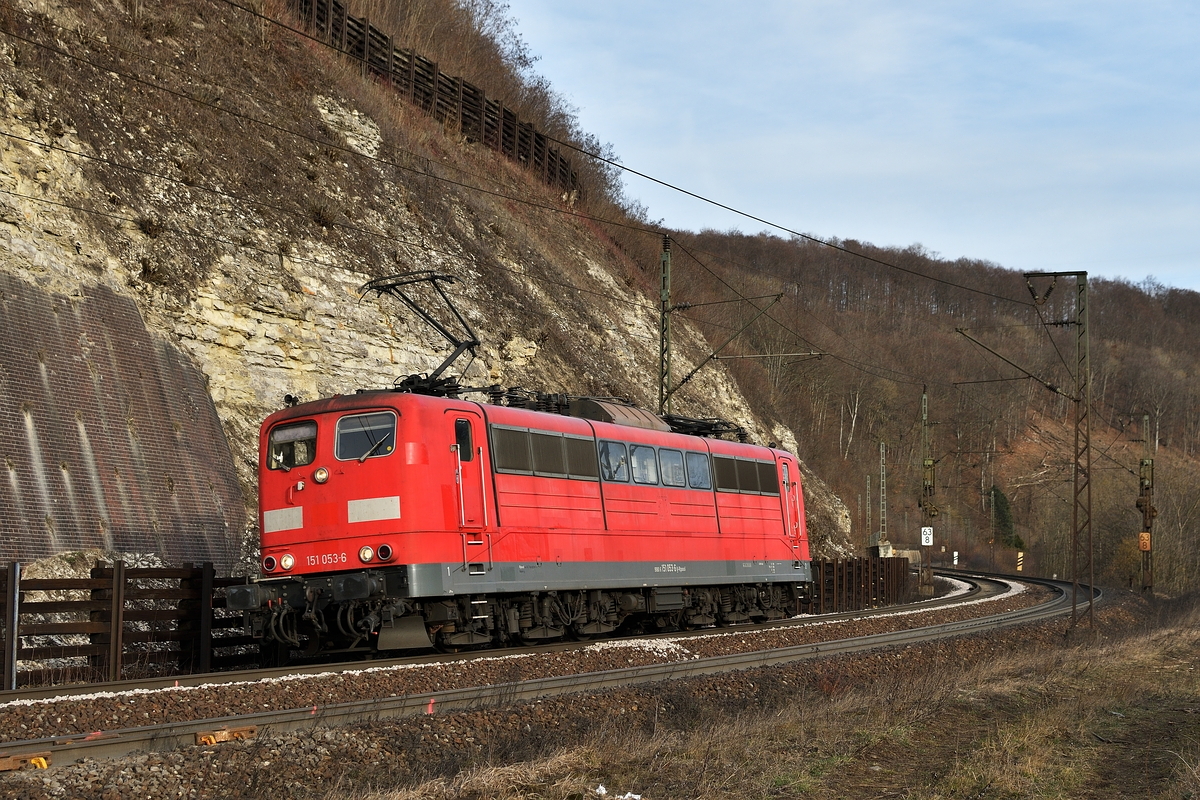 151 053 rollt am 23. Februar 2019 die Geislinger Stege hinunter, nachdem sie einen Güterzug bis Amstetten nachgeschoben hatte.
