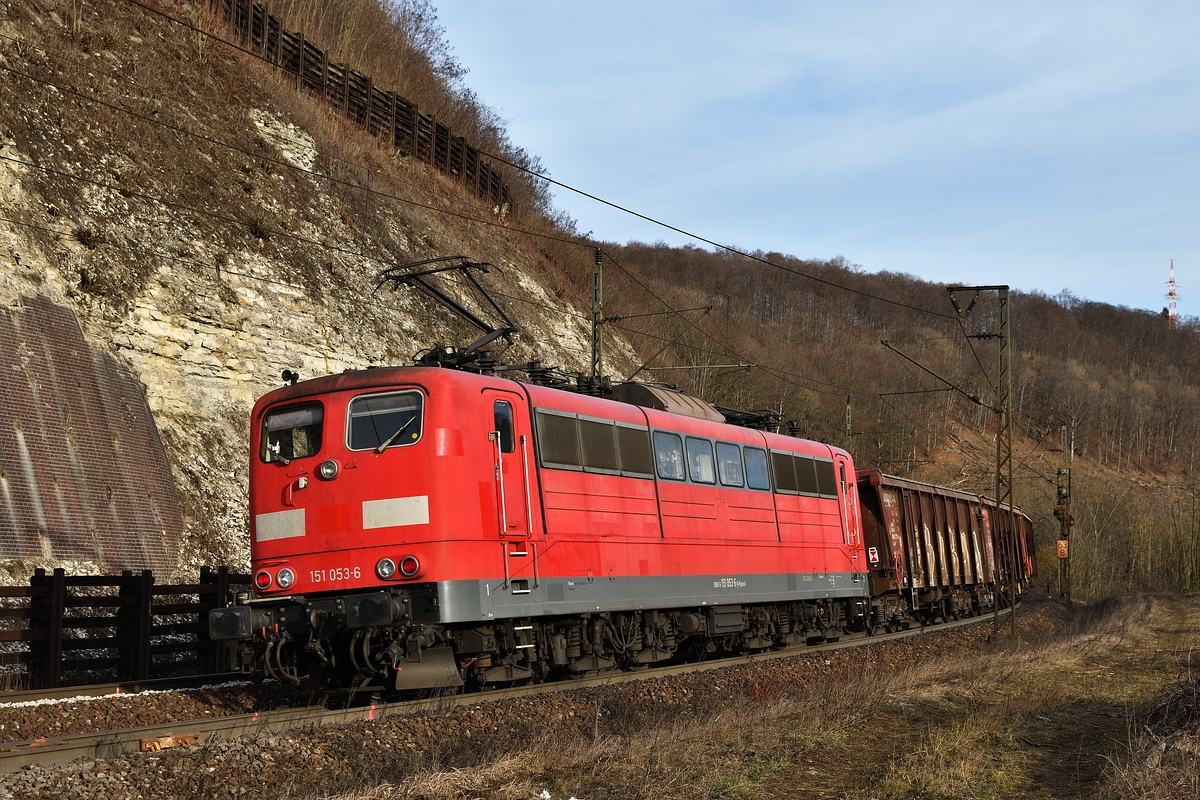 151 053 schiebt am 23. Februar 2019 einen Güerzug die Geislinger Steige hinauf.