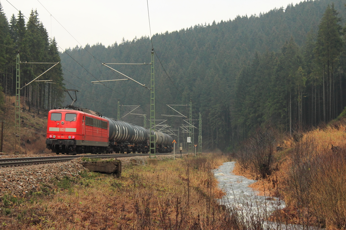 151 055-1 DBSR schiebt einen Güterzug über die Frankenwaldrampe bei Steinbach am 03.12.2015.