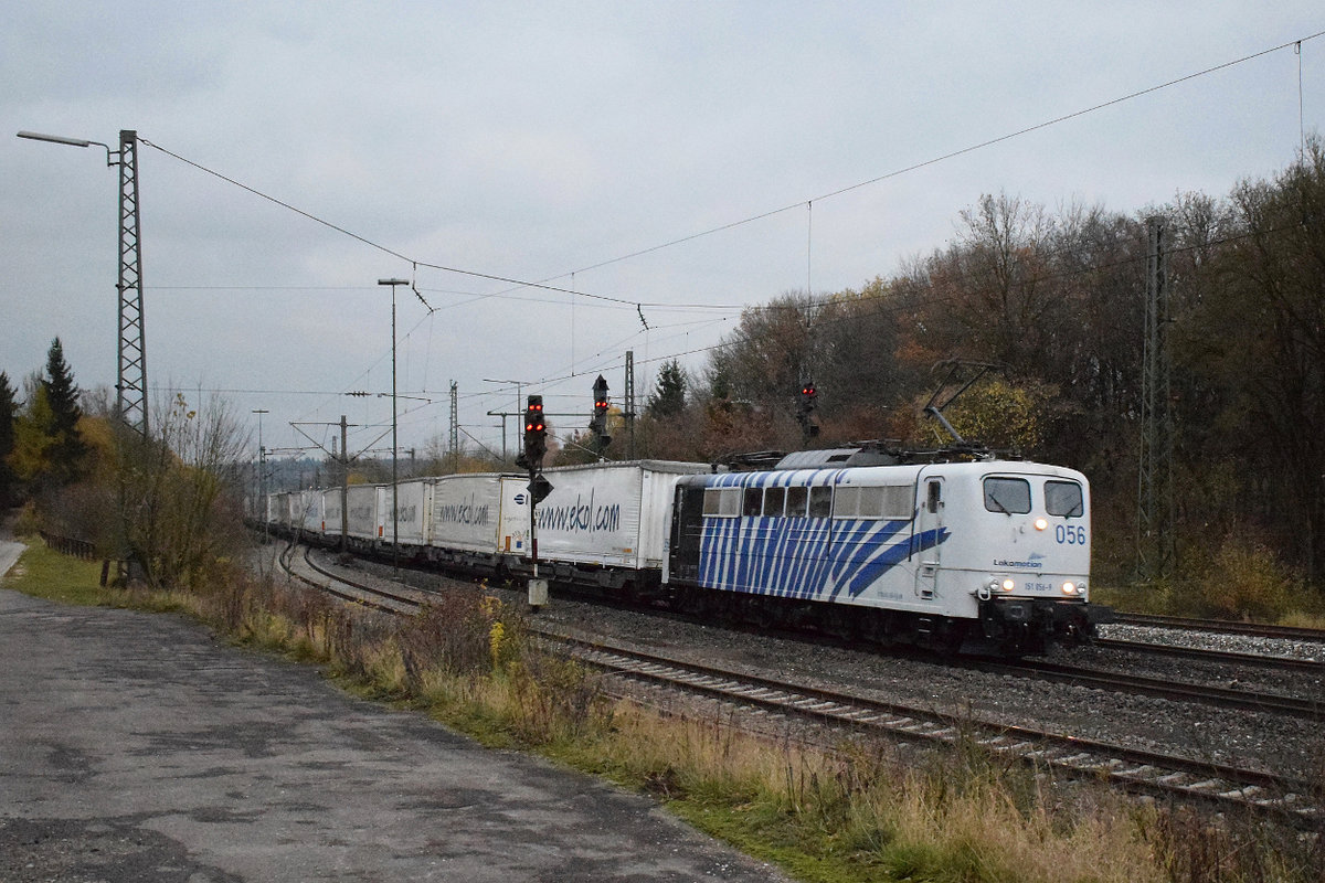 151 056 von Lokomotion fährt am 09.11.2017 mit dem ekol-Zug durch Westerstetten in Richtung Stuttgart.