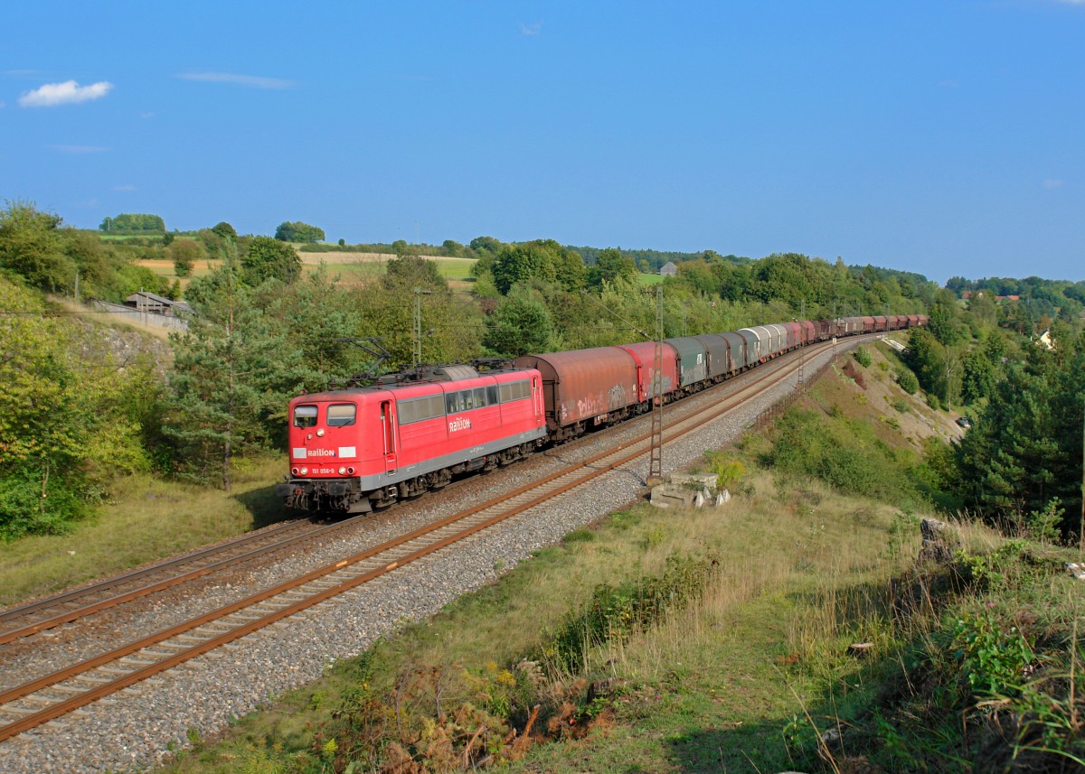 151 056 mit einem Güterzug am 11.09.2012 bei Laaber. 