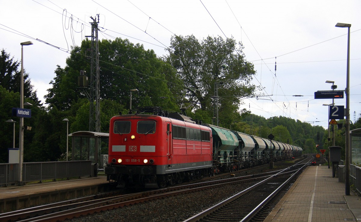 151 058-5 DB kommt durch Kohlscheid aus Richtung Aachen-West mit einem langen Kalkzug aus Hermalle-Huy,Aachen-West nach Oberhausen und fährt in Richtung Herzogenrath,Neuss.
Bei Regenwolken am Abend vom 12.5.2014.