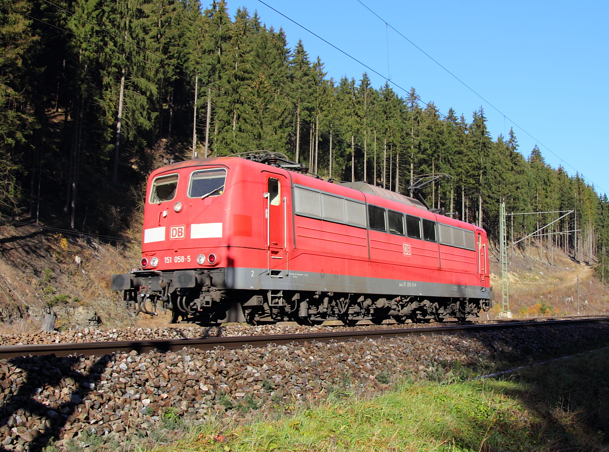 151 058-5 DB Schenker bei Förtschendorf im Frankenwald am 03.11.2015.