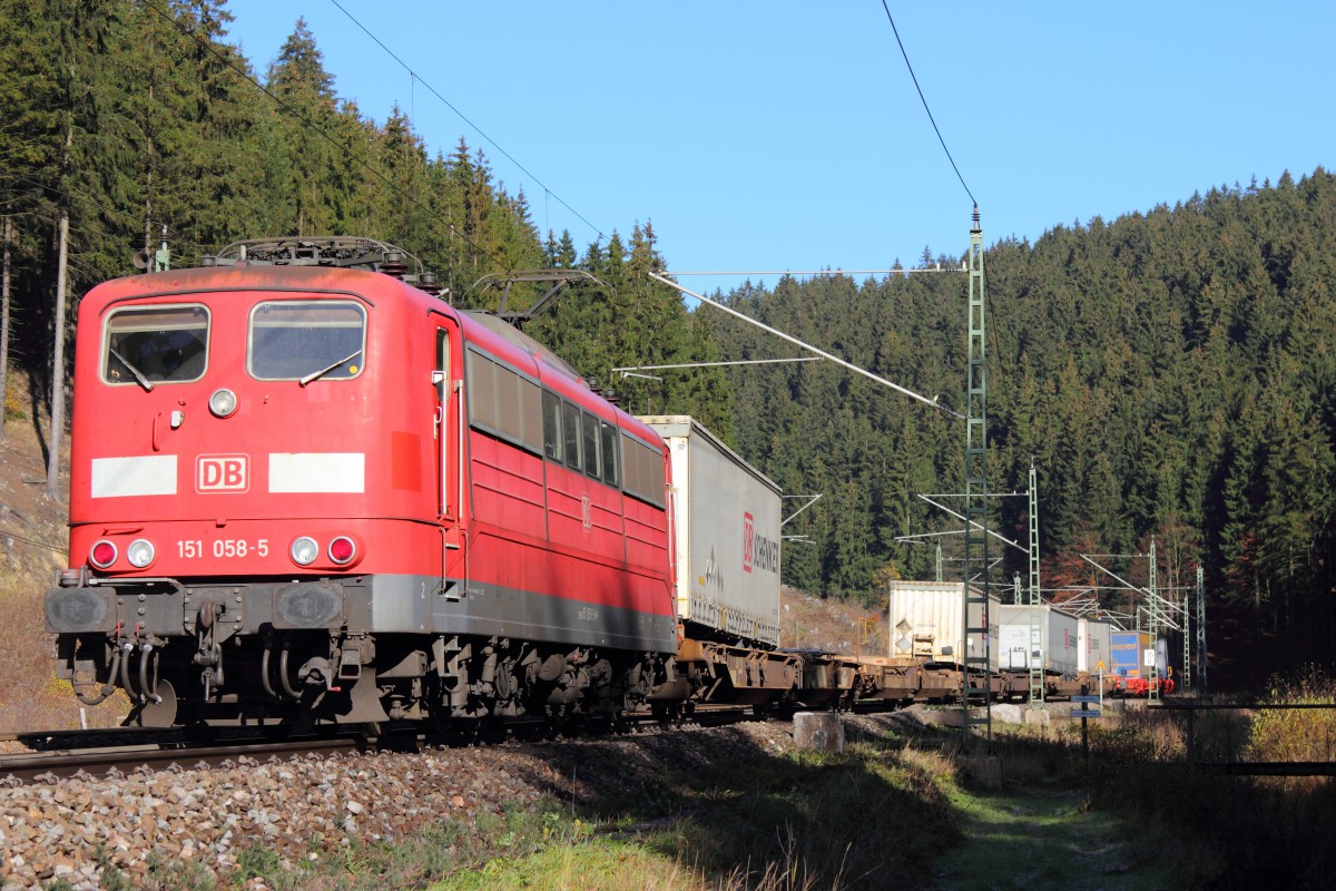 151 058-5 DB Schenker schiebt einen Güterzug über die Frankenwaldrampe bei Steinbach am 03.11.2015.