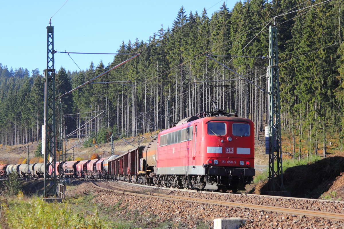 151 058-5 DB Schenker schiebt einen Güterzug über die Frankenwaldrampe bei Steinbach am 03.11.2015.