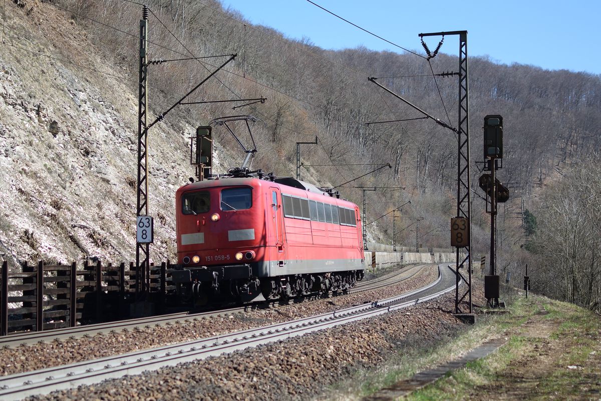 151 058 hat am Vormittag des 7. April 2018 einen Güterzug bis Amstetten (Württ) nachgeschoben und fährt jetzt wieder die Geislinger Steige hinab.