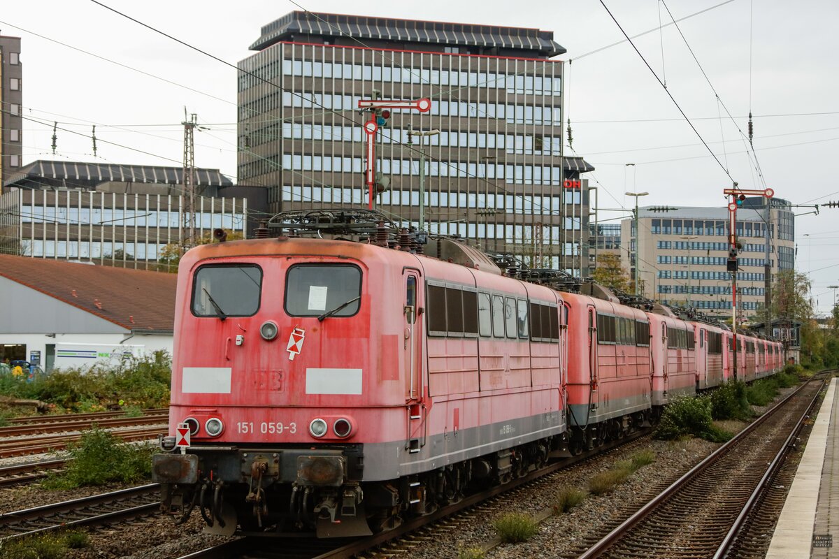 151 059-3 am Schluss des Zuges in Düsseldorf Rath, am 09.11.2023.
