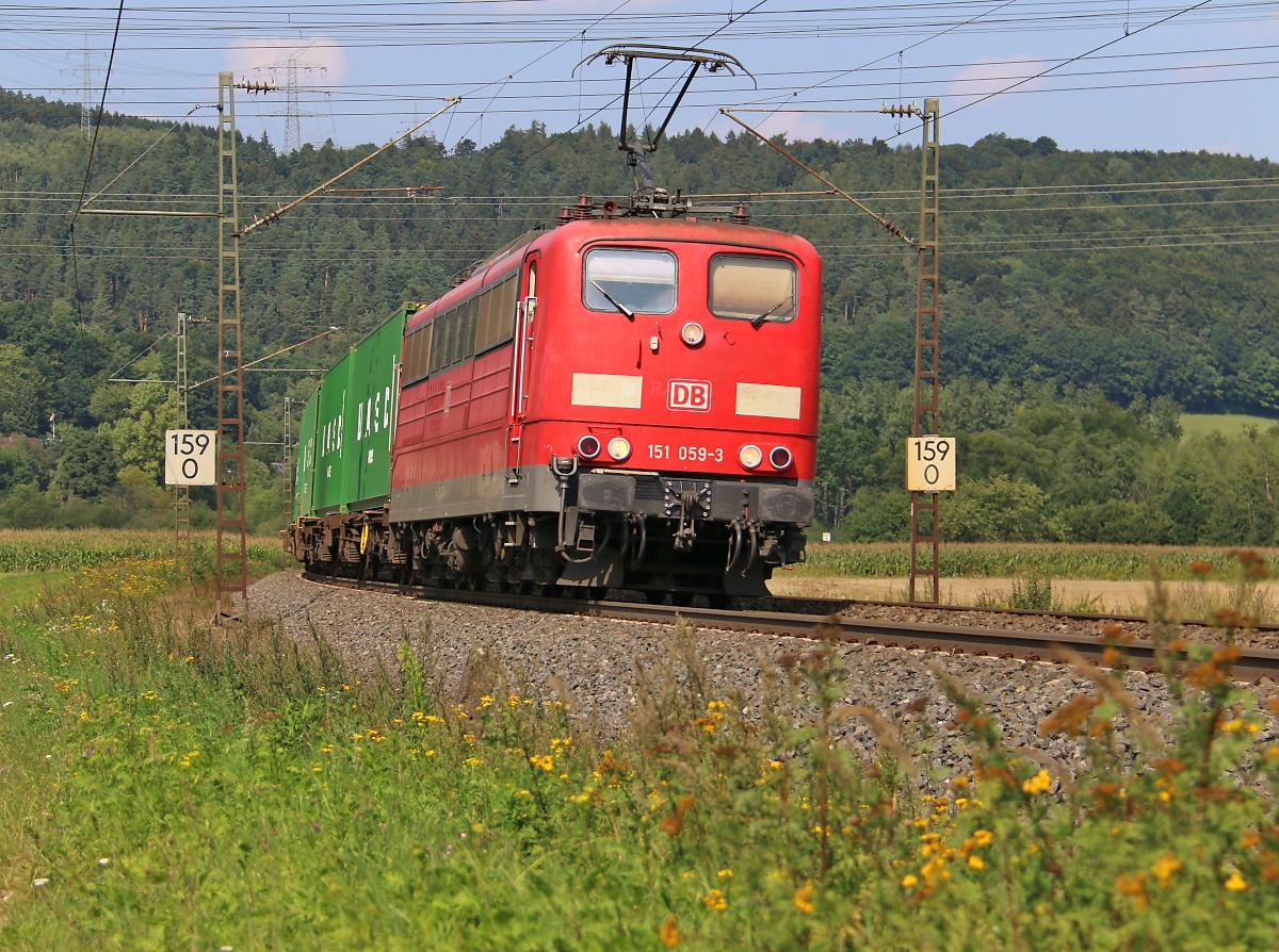 151 059-3 mit Containerzug in Fahrtrichtung Süden. Aufgenommen zwischen Mecklar und Ludwigsau-Friedlos am 23.08.2015.