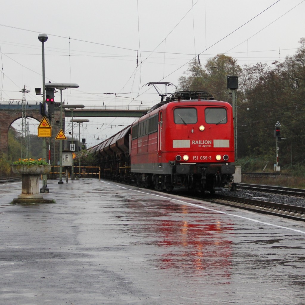 151 059-3 mit Kalizug in Fahrtrichtung Norden. Aufgenommen am 01.11.2013 in Eichenberg.