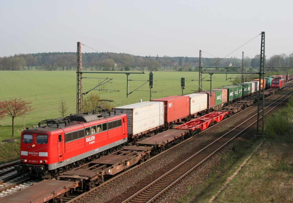 151 059 mit IKS 50617 (Maschen–Mnchen-Riem) und 185 237 mit IKS 42480 (Oderbrcke–Hmb-Waltershof) am 15.04.2009 in Eschede