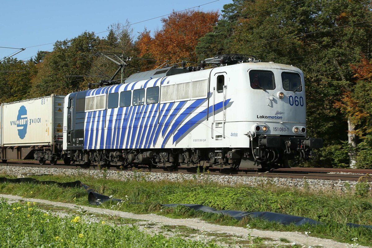 151 060-1  Sechzig  bei Eglharting am 18.10.2022.