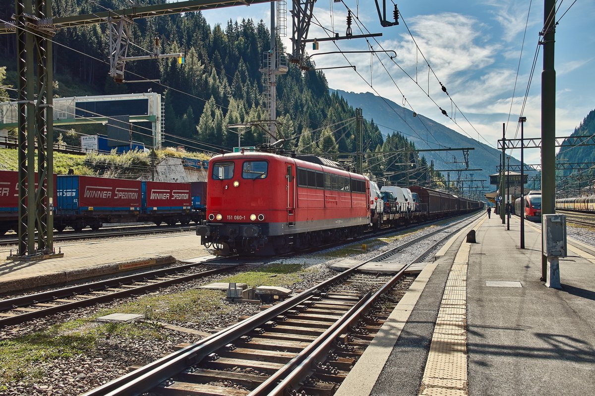 151 060-1 steht am 28.09.16 als Schublok im Bhf.vom Brenner.