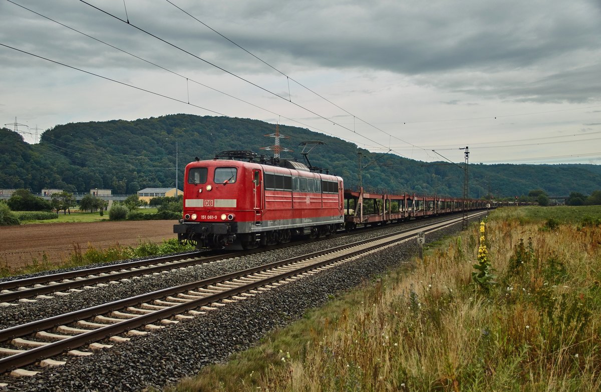 151 061-9 mit einen leeren Autozug in Richtung Süden unterwegs gesehen am 09.08.16 bei Harrbach.