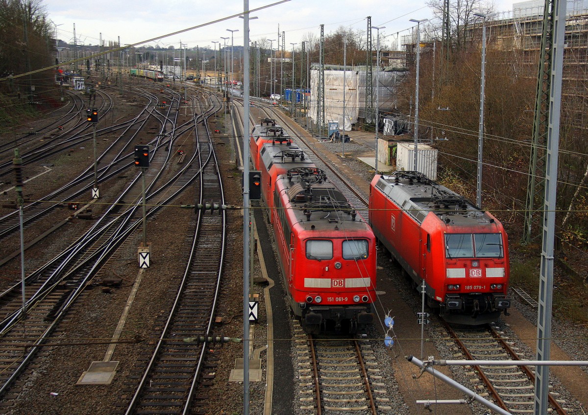 151 061-9,152 160-8,152 159-0 stehen in Aachen-West und daneben steht eine 185 079-1 alle vier von DB.
Aufgenommen von der Brücke Turmstraße am 2.1.2015.