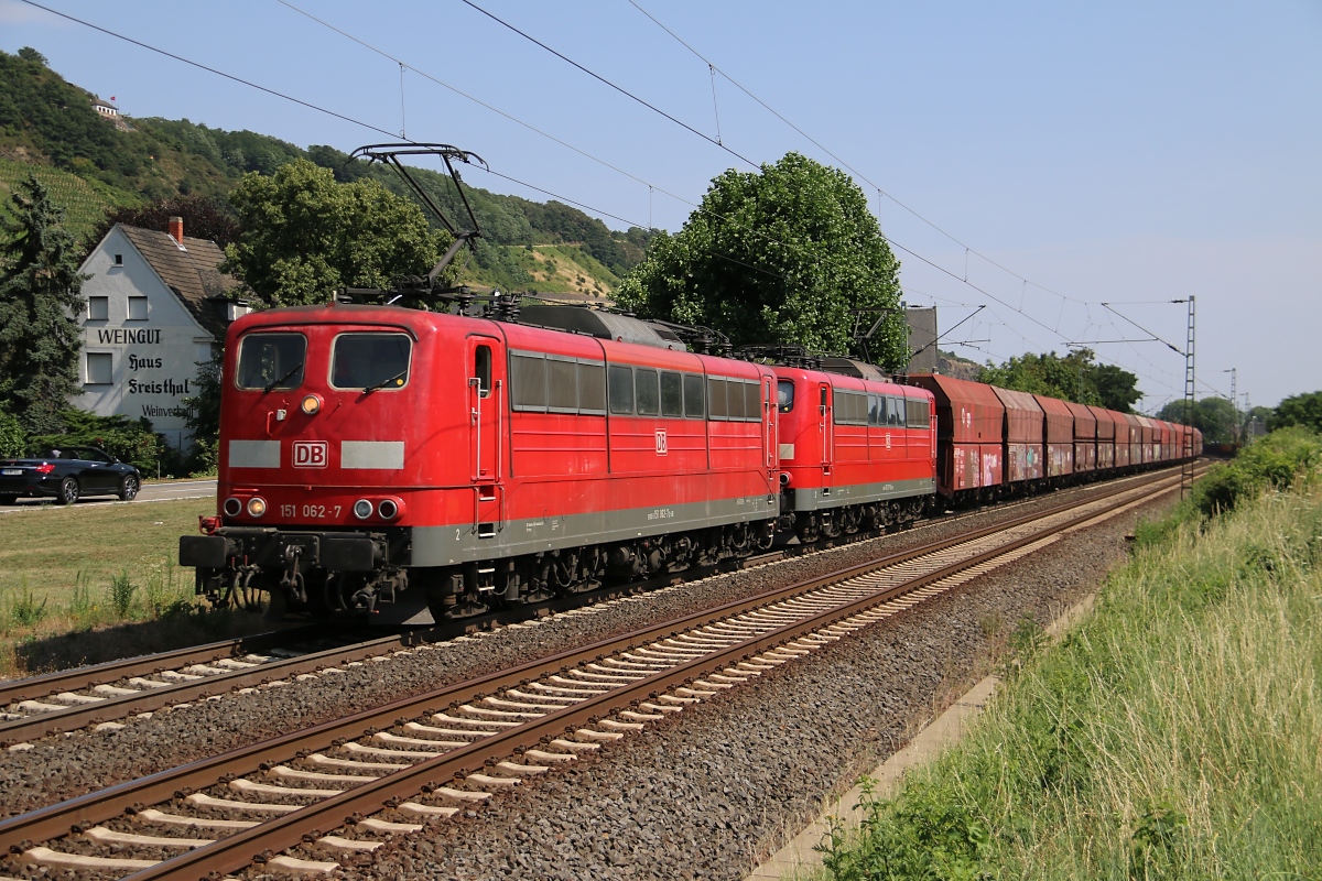 151 062-7 in Doppeltraktion mit 151 077-5 und Falns-Ganzzug in Fahrtrichtung Bonn. Aufgenommen in Leutesdorf am 17.07.2015.