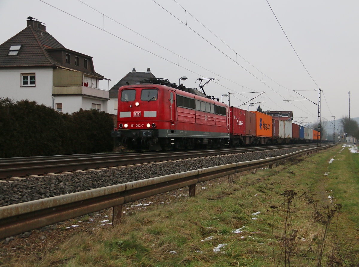 151 062-7 mit Containerzug in Fahrtrichtung Süden. Aufgenommen in Ludwigsau-Friedlos am 22.01.2015.