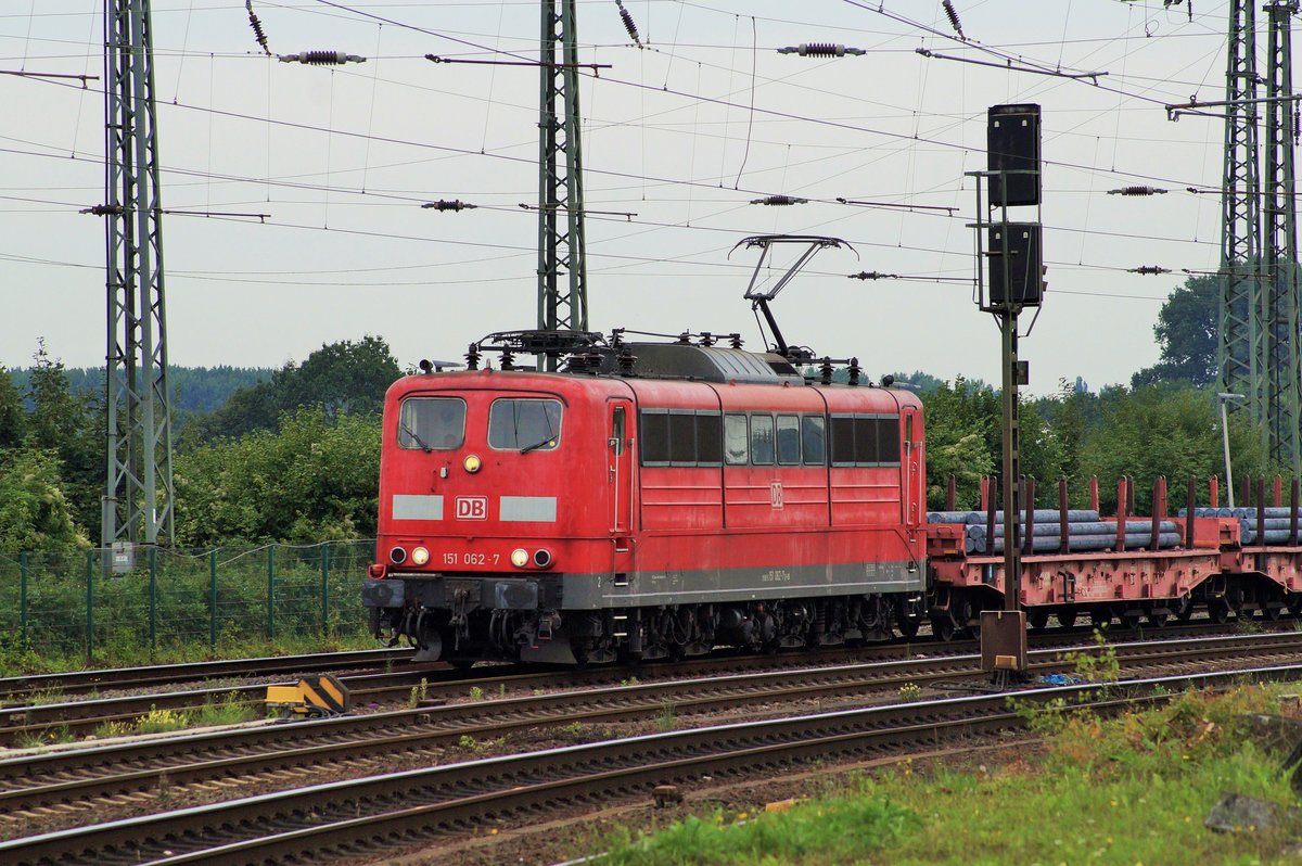 151 062 mit einem Ganzzug aus Schwerlastwagen bei der Durchfahrt durch den Bahnhof von Hamm (Westf).
08.08.2017