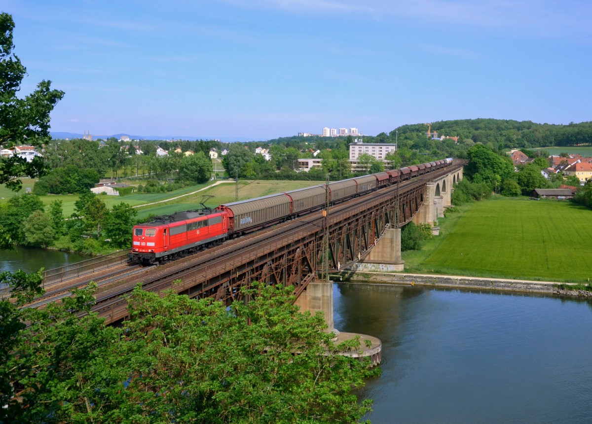 151 062 mit einem Güterzug am 21.05.2014 auf der Mariaroter Brücke bei Regensburg-Prüfening.