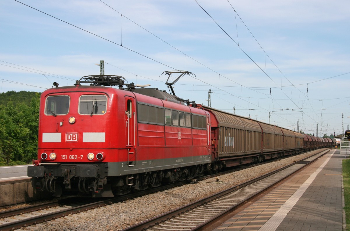 151 062 mit EK 56600 (Plattling–Nrnberg Rbf) am 21.05.2014 in Parsberg