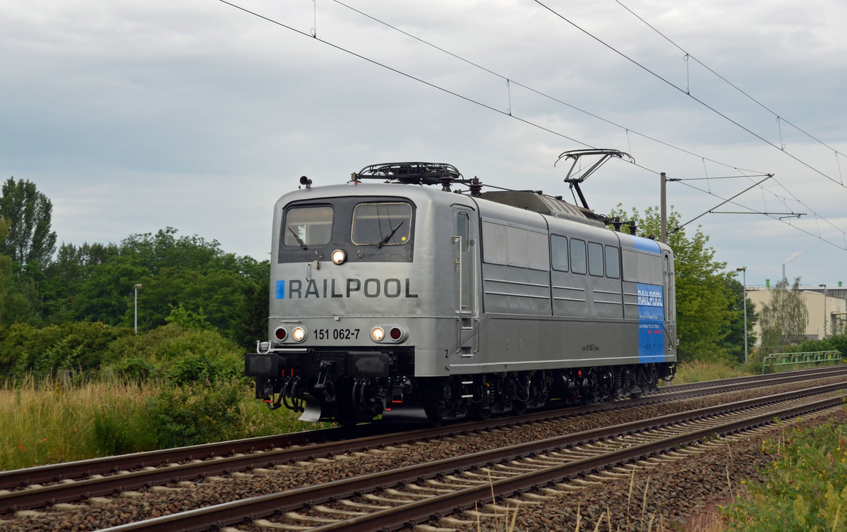 151 062 rollte auf Probefahrt des Aw Dessau im neuen Railpool-Design am Morgen des 20.06.19 Lz durch Greppin Richtung Bitterfeld.