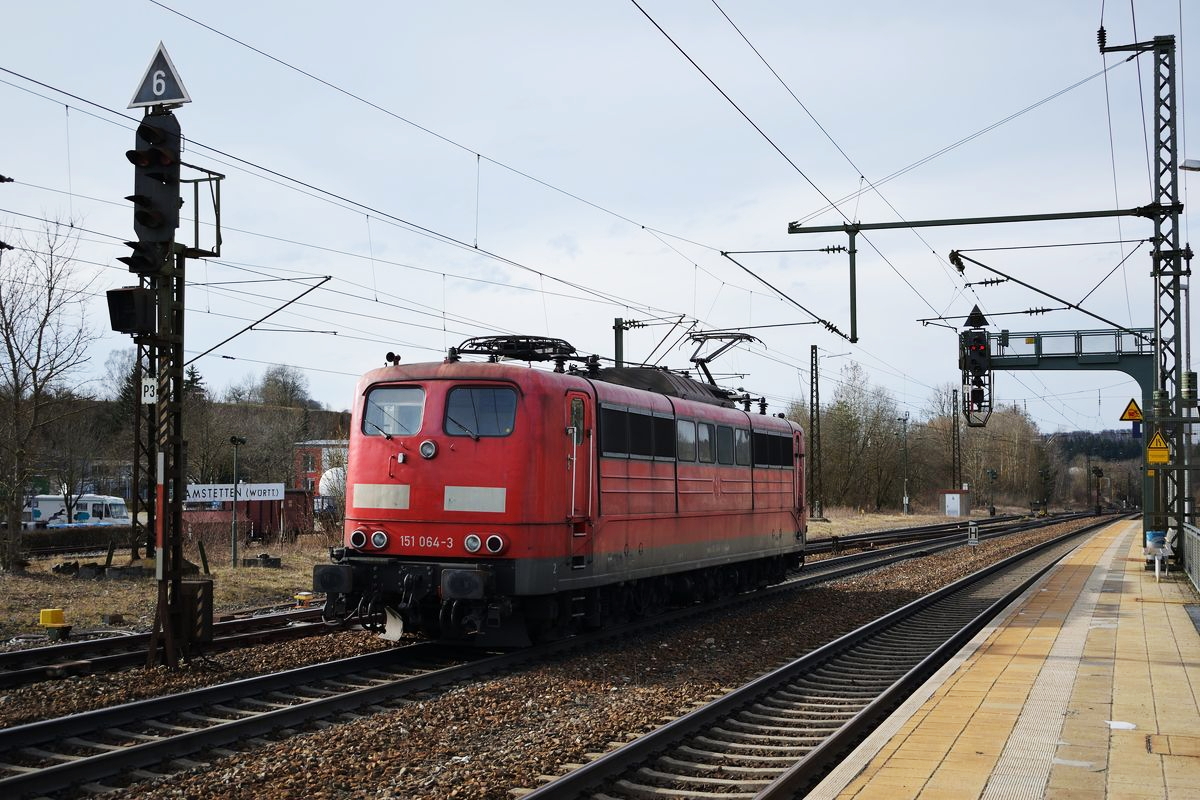 151 064 hat am 30. März 2018 einen Güterzug die Geislinger Steige hinaufgeschoben und wartet hier in Amstetten (Württ) darauf, wieder zu Tal zu rollen.