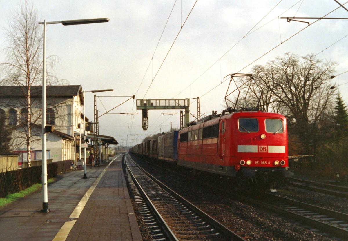 151 065 mit Gterzug Richtung Hamburg am 01.03.1998 in Winsen (Luhe)