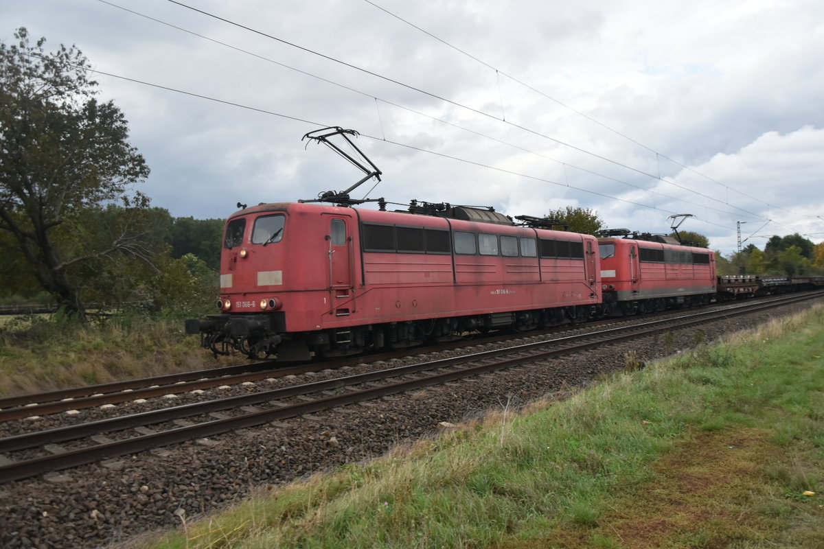 151 066-6 mit einer Schwesterlok bringen einen leeren Coiltragwagenzug in Richtung Osterath am späten Nachmittag des 3.10.2019 bei Kaarst Broicherseite.
