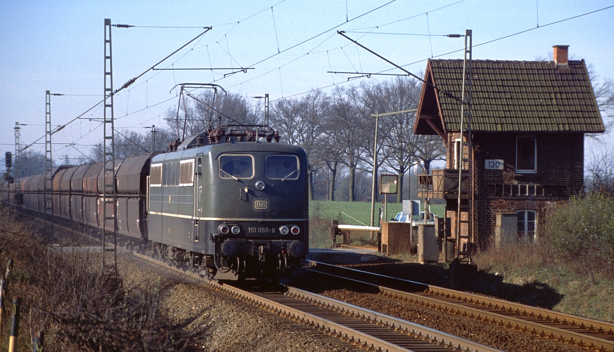 151 066 beim Posten 120 in Osnabr�ck (27.3.1989).