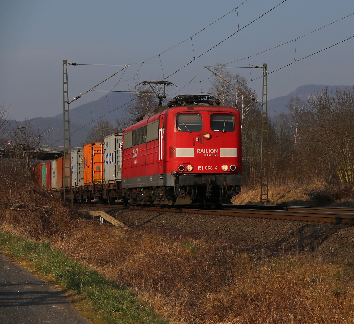 151 068-4 mit Containerzug in Fahrtrichtung Süden. Aufgenommen am Umspannwerk Eschwege am 17.03.2015.