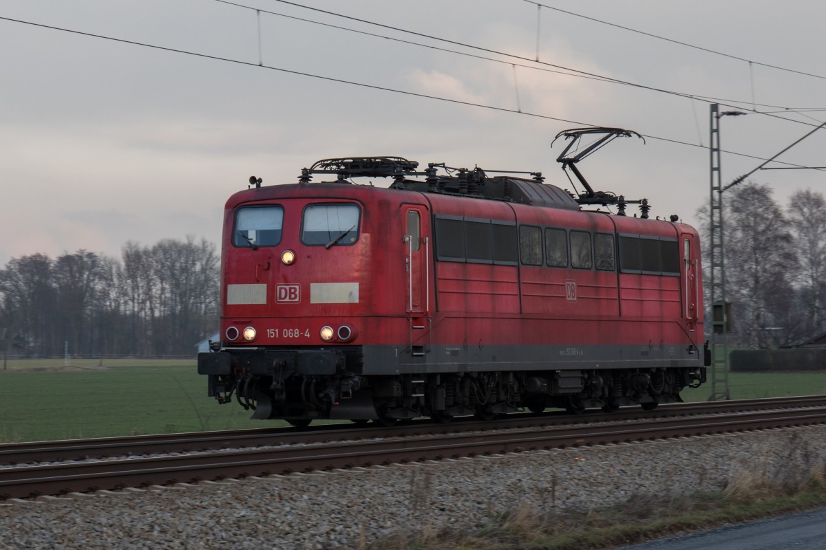 151 068 fuhr am 27. November 2015 Lz von Freilassing in Richtung Rosenheim, aufgenommen bei Übersee.