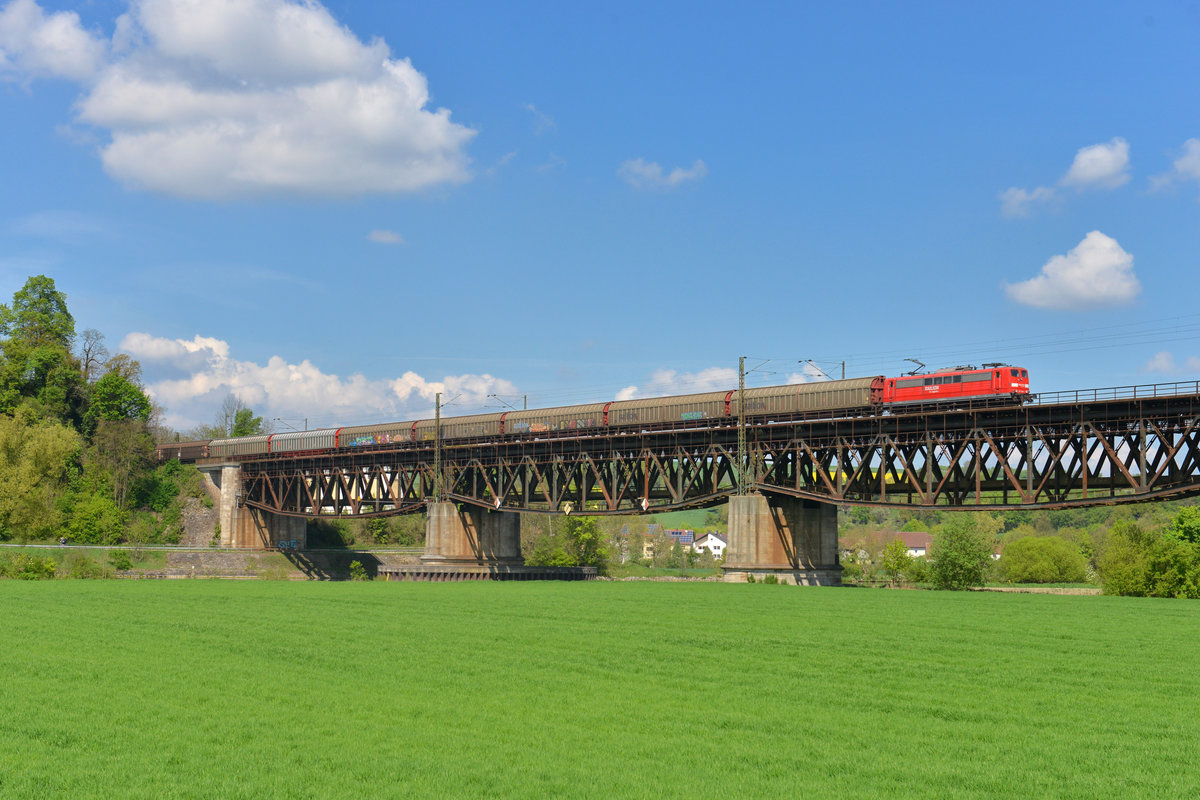 151 068 mit einem Güterzug am 23.04.2014 bei Regensburg-Prüfening. 