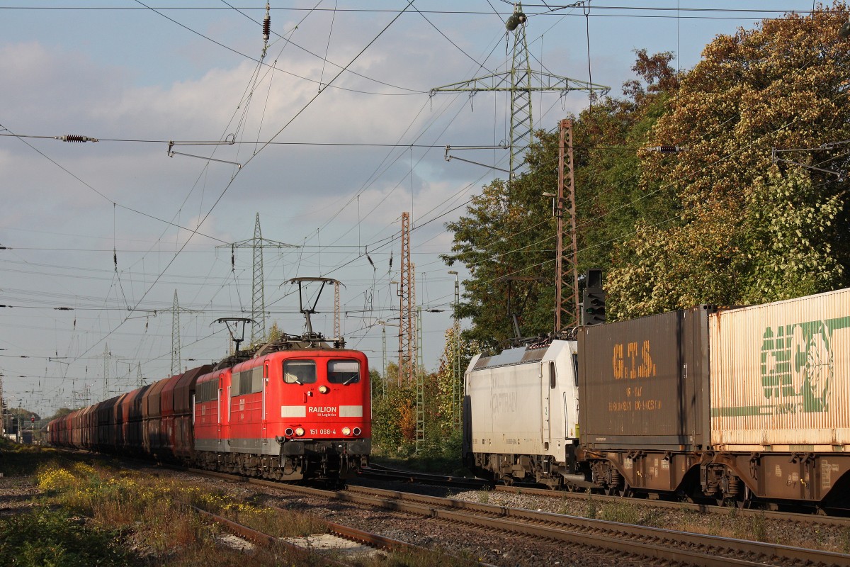 151 068 mit einer weiteren 151er und einem Kohlezug trifft am 24.10.13 auf Locon 186 150 in Ratingen-Lintorf.