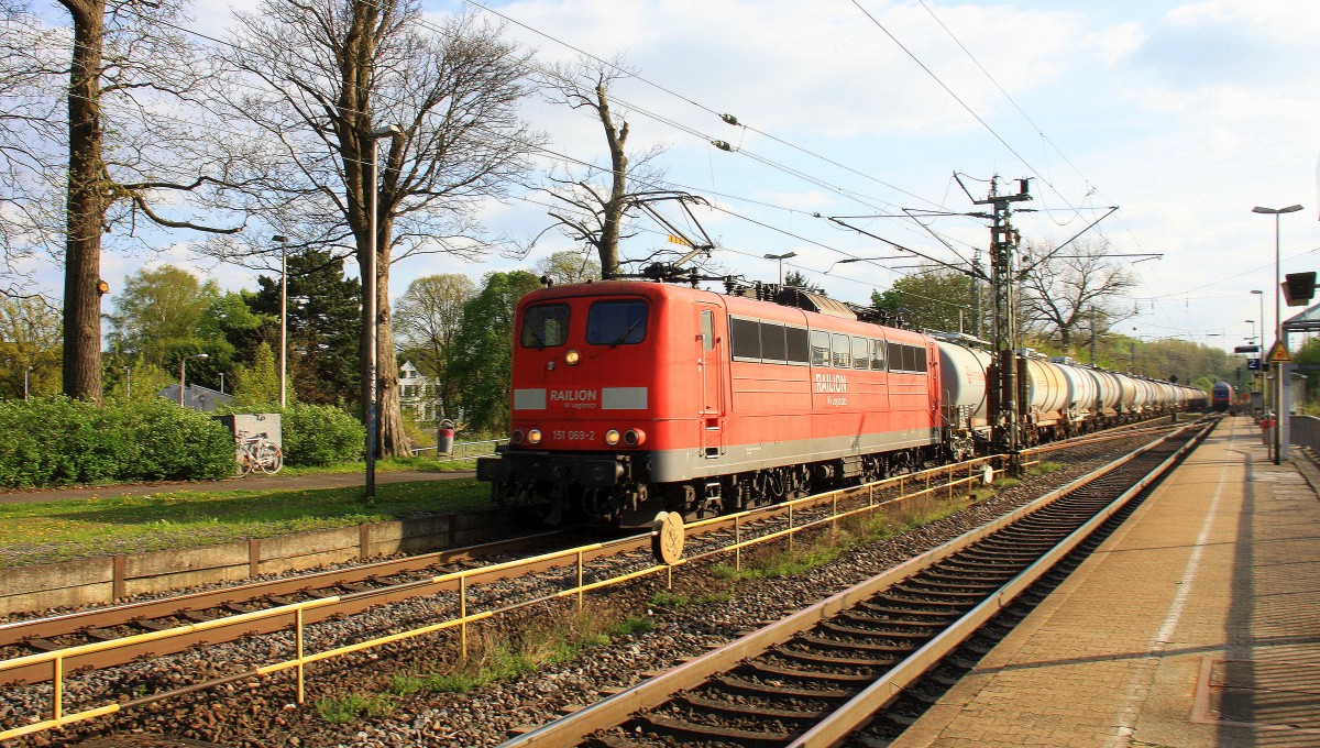 151 069-2 von Railion kommt durch Kohlscheid aus Richtung Aachen-West mit einem langen Kesselzug aus Antwerpen-Kanaaldok(B) nach Millingen und fährt in Richtung Herzogenrath,Neuss.
bei schönem Frühlingswetter am 9.4.2014.