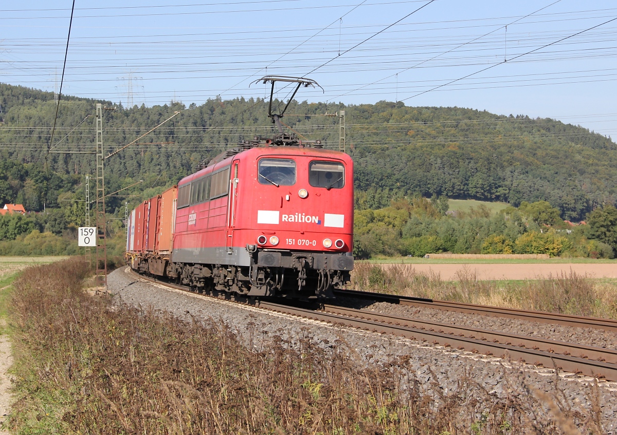 151 070-0 mit Containerzug in Fahrtrichtung Süden. Aufgenommen am 29.09.2013 zwischen Mecklar und Ludwigsau-Friedlos.