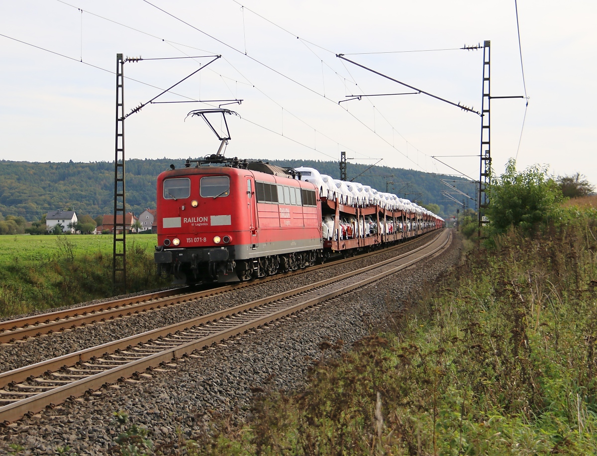 151 071-8 mit Autotransportzug in Fahrtrichtung Norden. Aufgenommen am 28.09.2014 zwischen Mecklar und Ludwigsau-Friedlos. 