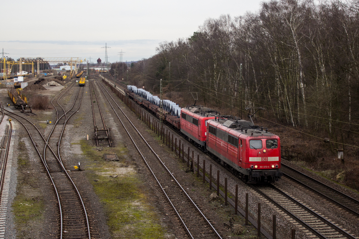 151 073 + 151 053 sichtlich untermotorisiert, am 04.03.2017 in Duisburg-Wedau