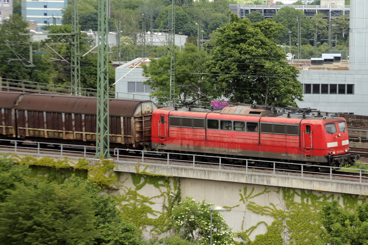 151 073-4 am 13.05.20 vor schwerem Güterzug, Ausfahrt aus Köln-Deutz