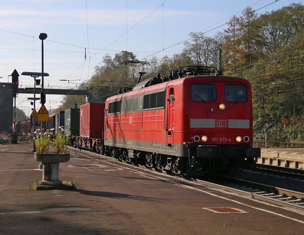 151 073-4 mit Containerzug in Fahrtrichtung Norden. Aufgenommen am 01.11.2014 in Eichenberg.